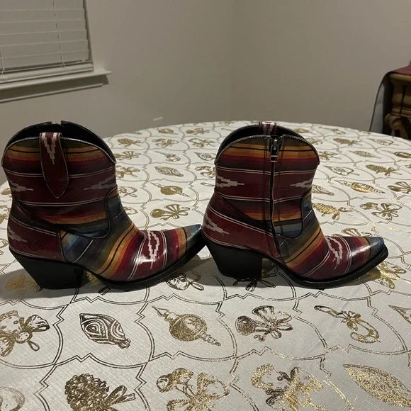 Ariat Serape Southwestern Ankle Boots 8.5B Western Cowgirl Festival Aztec boho - Picture 4 of 10
